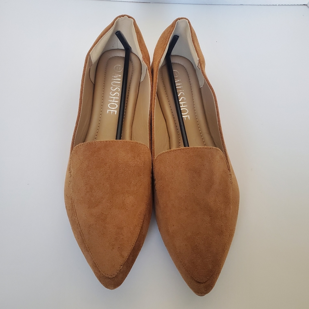Women's closed toe flats